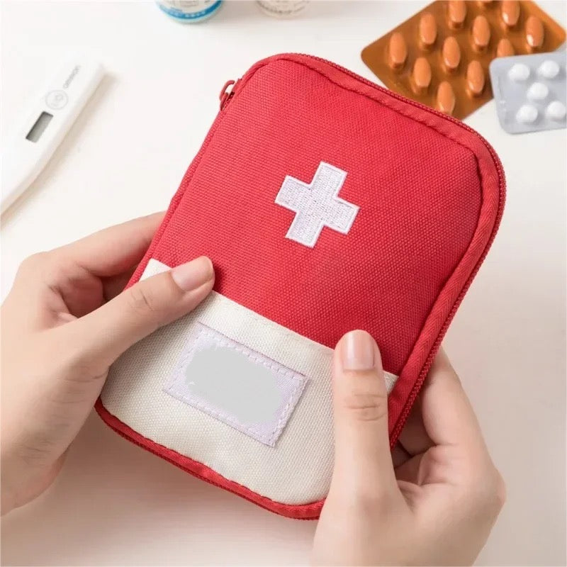 Portable First Aid Medical Kit: Ideal for Travel, Outdoor Camping, and Emergencies. Compact Storage Bag with Travel Mini EDC Pouch Organizer and Pill Case.
حقيبة إسعافات أولية محمولة: مثالية للسفر والتخييم في الهواء الطلق وحالات الطوارئ. حقيبة تخزين مدمجة